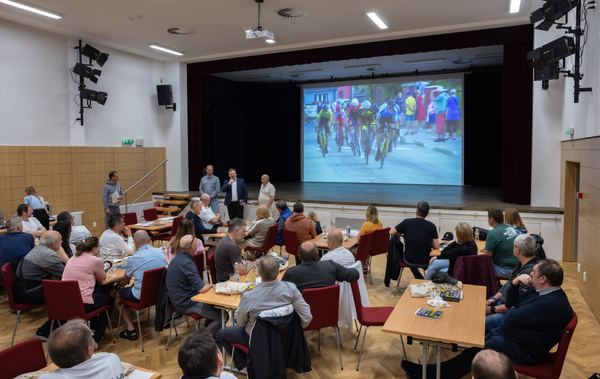 Peloton na trati 50. ročníku